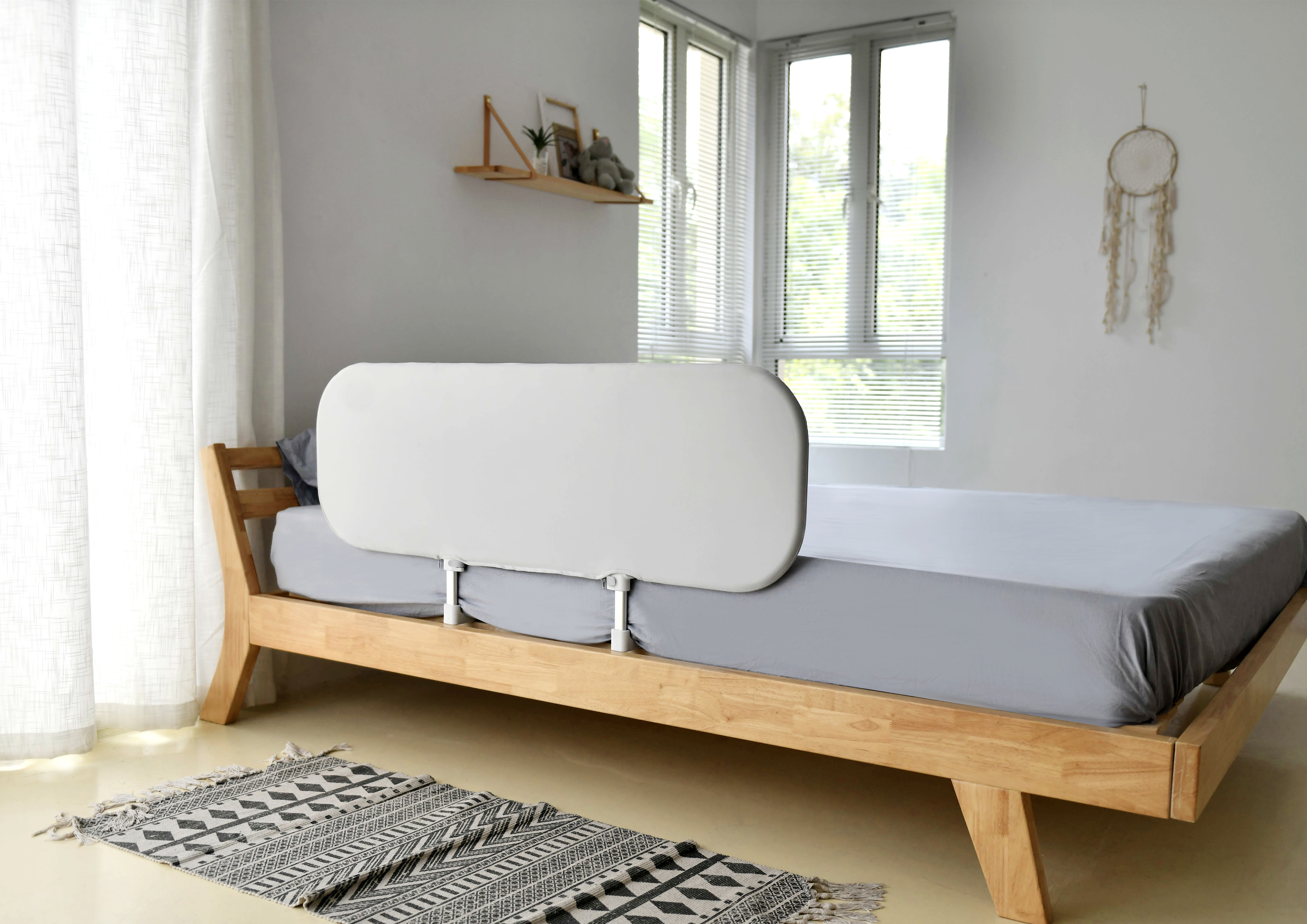 Portable children bed guardrail