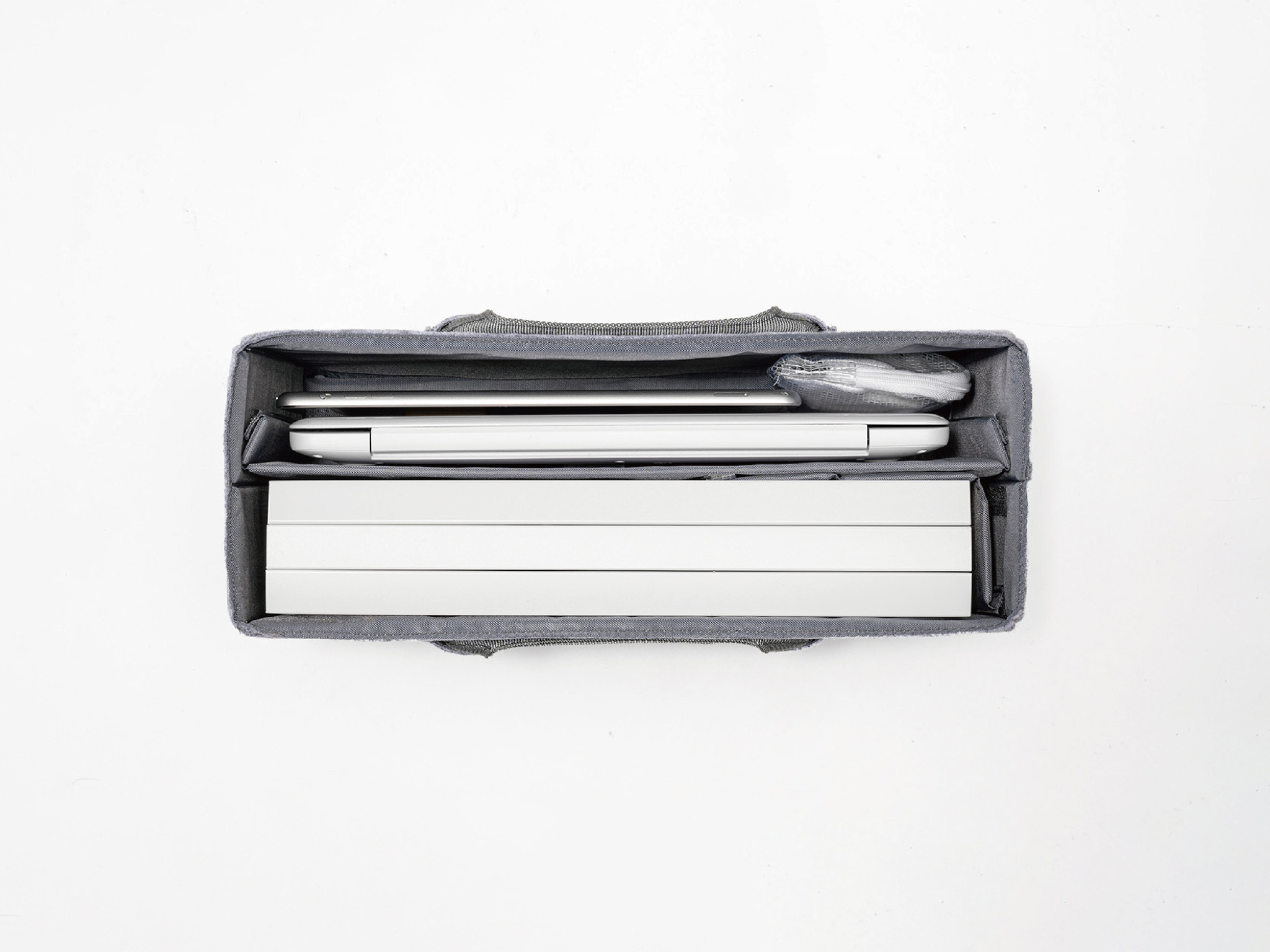 Carrying bag with changeable divider