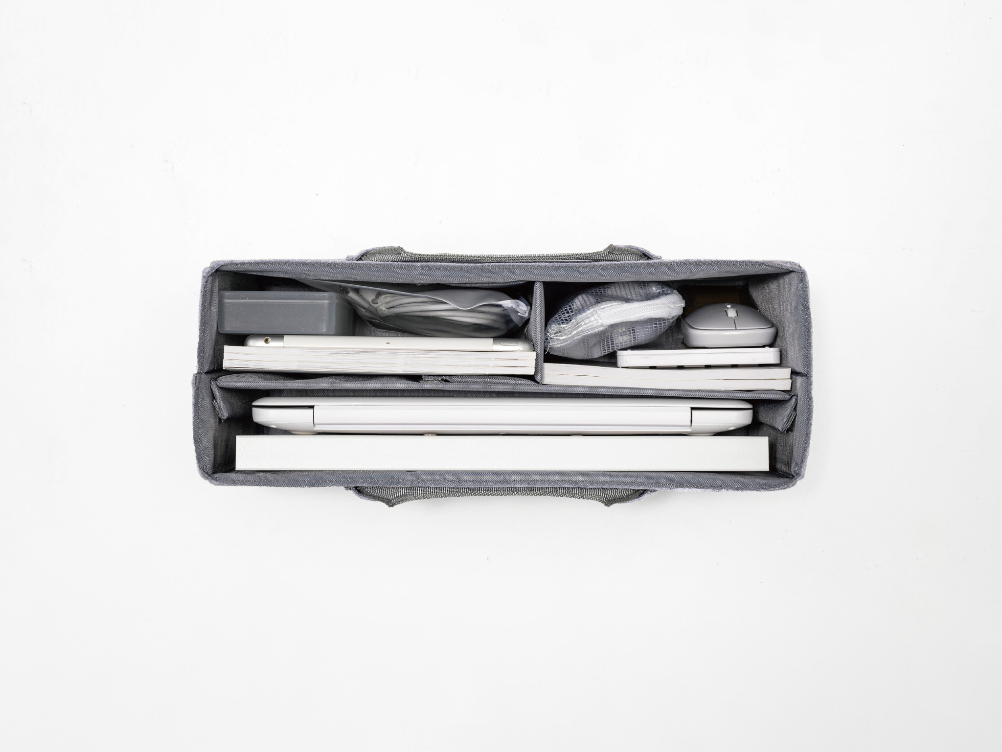 Carrying bag with changeable divider