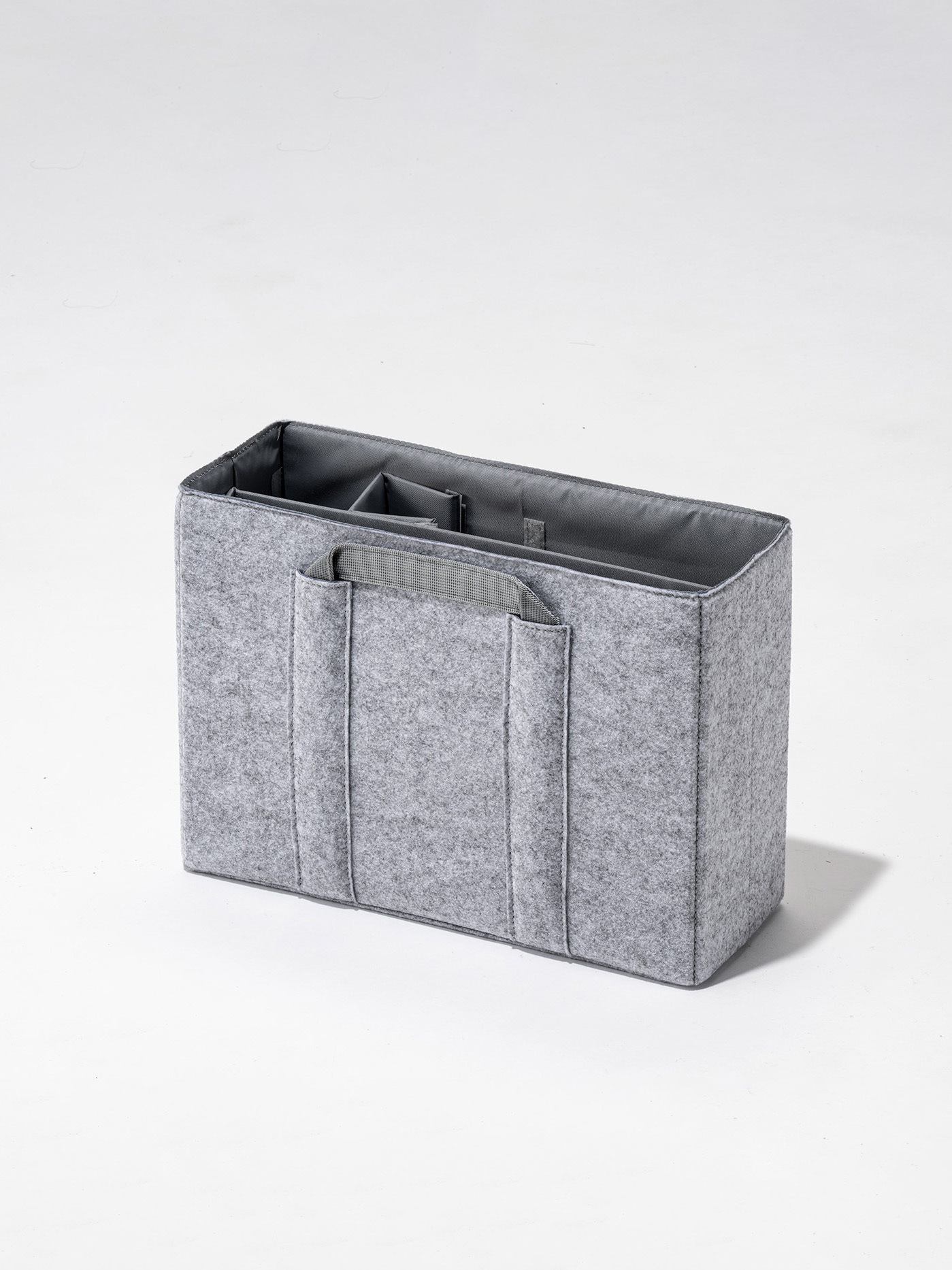 Carrying bag with changeable divider