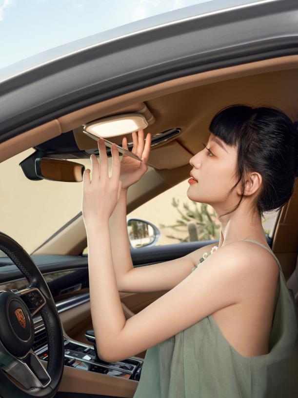 Uait Smart Automotive Vanity Mirror